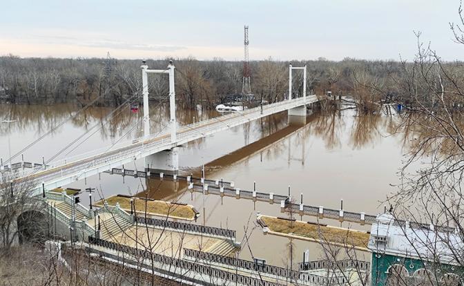 На фото: подтопленная набережная в Оренбурге. Уровень воды в реке Урал продолжает повышаться, в зону подтопления к утру субботы попали уже более 800 участков.