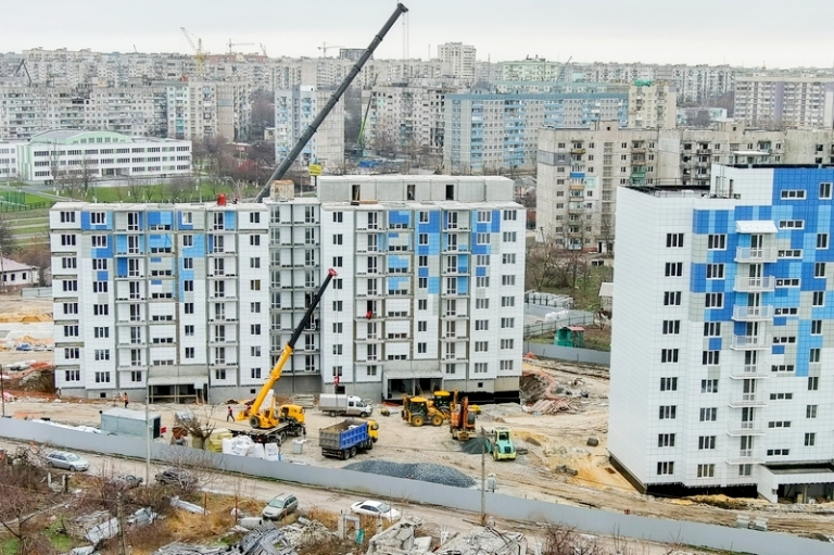 На фото: строительство новых домов в Орджоникидзевском районе Мариуполя.