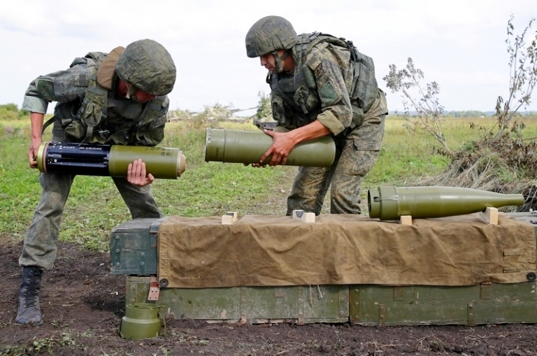 На фото: военнослужащие собирают корректируемый артиллерийский боеприпас "Краснополь".