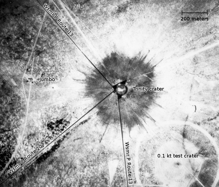 На фото: вид с воздуха после испытания технологии ядерного оружия "Тринити", 1945 год.