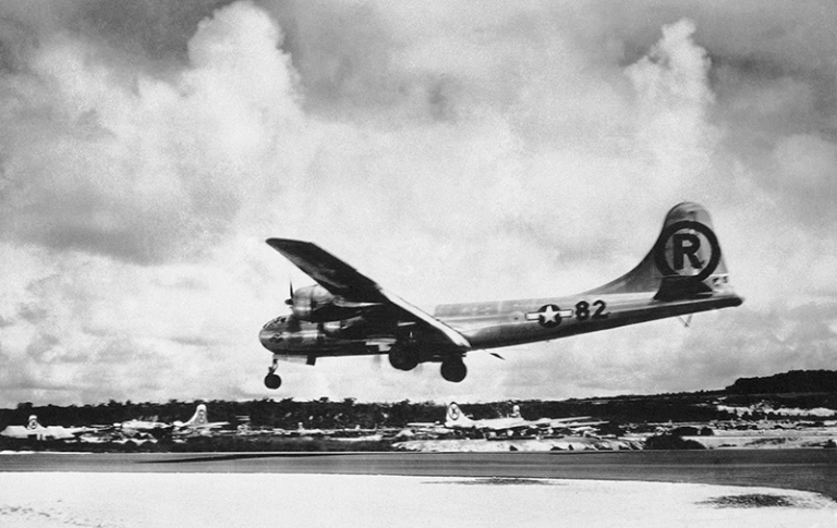 На фото: американский бомбардировщик Enola Gay Boeing B-29, сбросивший атомную бомбу на Хиросиму, 1945 год.