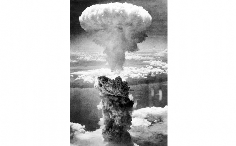 На фото: взрыв атомной бомбы в Хиросиме, 1945 год.