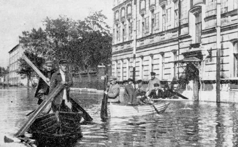 На фото: передвижение на лодках по улицам Васильевского острова во время наводнения 23 сентября 1924 года.