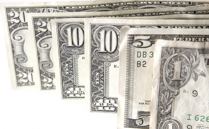 Эксперты рассказали, покупать ли сейчас доллары к отпуску