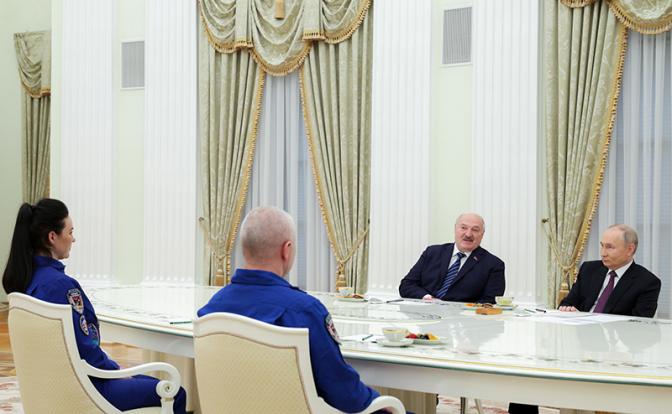 На фото: президент РФ Владимир Путин и президент Белоруссии Александр Лукашенко (справа налево) во время встречи с участниками 21-й экспедиции на МКС космонавтом "Роскосмоса" Олегом Новицким и членом экипажа из Белоруссии Мариной Василевской в Кремле