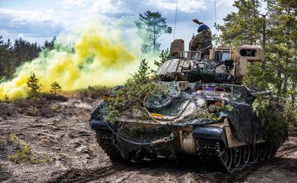 На фото: американская боевая машина M2 Bradley в районе гарнизона Ниинисало, Финляндия.