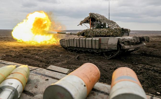 На фото: боевая работа экипажа танка Т-80 группировки в зоне СВО