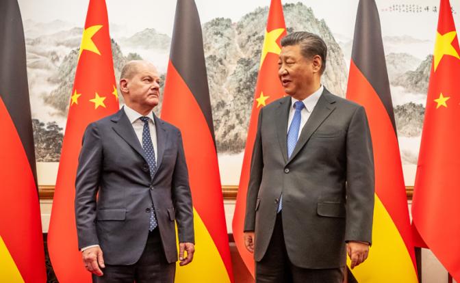 На фото: председатель КНР Си Цзиньпин (справа) и канцлер ФРГ Олафй Шольц (слева) во время встречи.