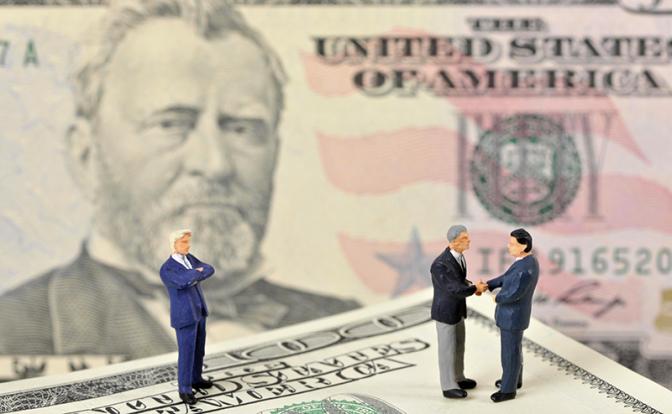 Прогноз курса доллара перед решением ЦБ: население несет в банки рекордные объемы наличных