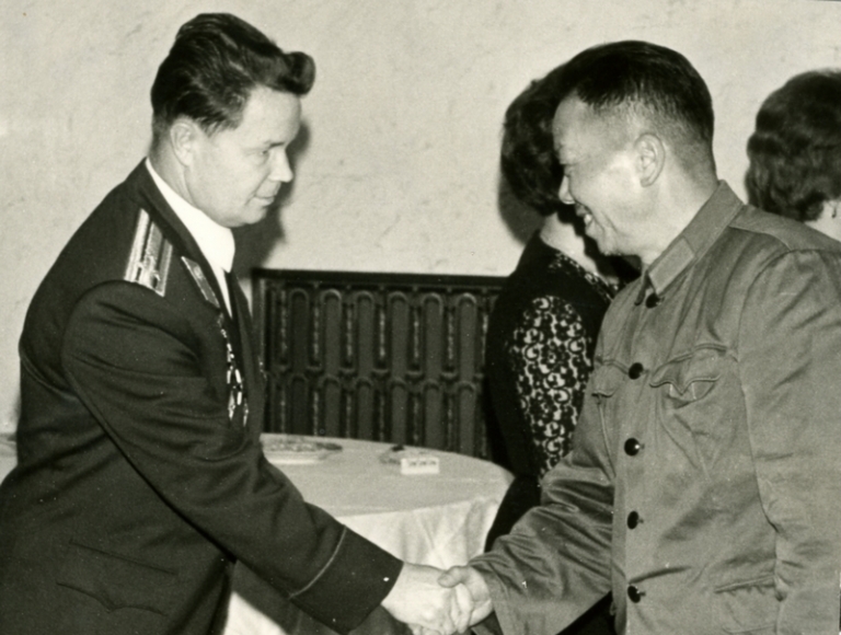На фото: военный атташе СССР В. Иванов и заместитель начальника Генерального штаба армии Китая Сян Чжунхуа. 1972 год.