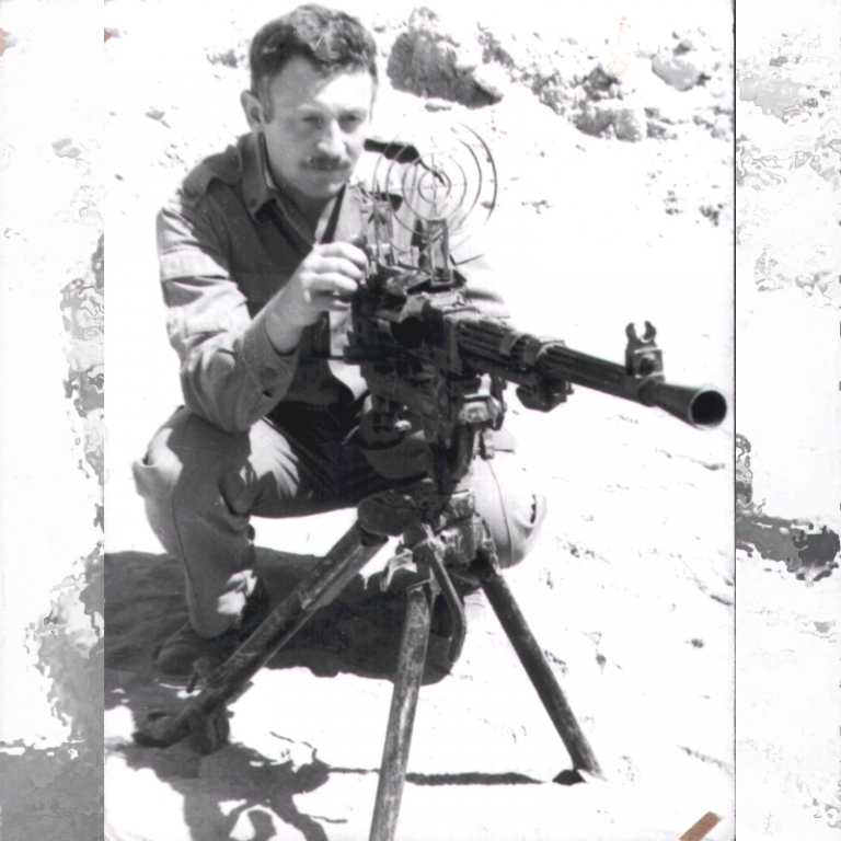 На фото: комбриг Д.Герасимов у первого захваченного у душманов пулемета.