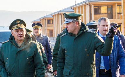 На фото (слева направо): министр обороны РФ Сергей Шойгу и заместитель главы ведомства Тимур Иванов