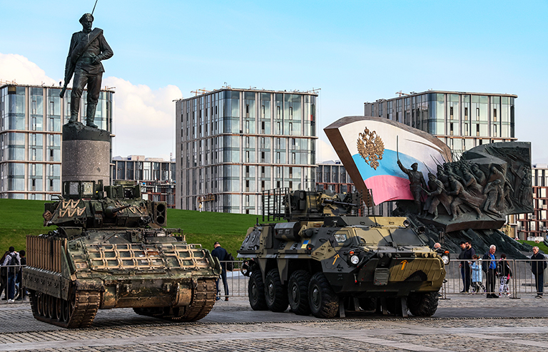 На фото: БМП М2 Bradley и БТР-4 (слева направо), захваченные российскими военнослужащими в ходе СВО, в Парке Победы на Поклонной горе.