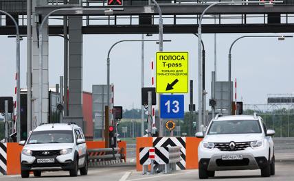 На фото: автомобили при въезде на платный участок трассы М-4 "Дон" в объезд Аксая.
