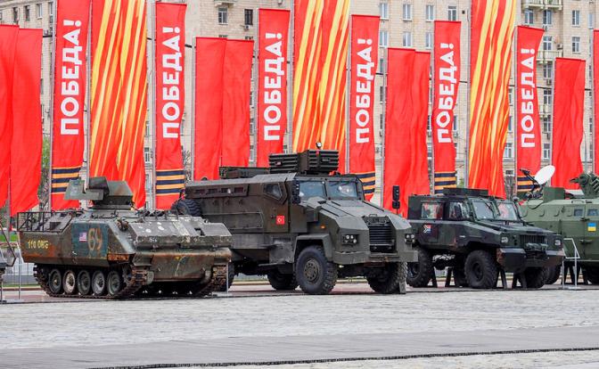На фото: образцы трофейной техники уже выставлены на Поклонной горе прямо рядом с выходом из метро "Парк Победы", они разделены на несколько тематических зон.