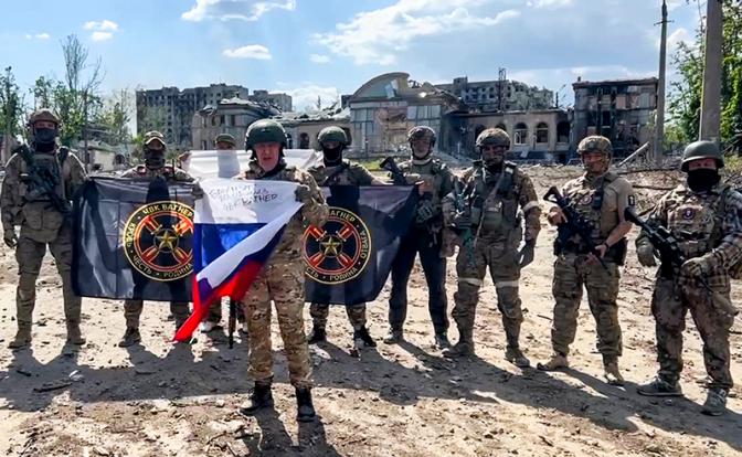 На фото: основатель частной военной компании (ЧВК) "Вагнер" Евгений Пригожин во время объявления о взятии Артемовска (Бахмута) под контроль ВС РФ.