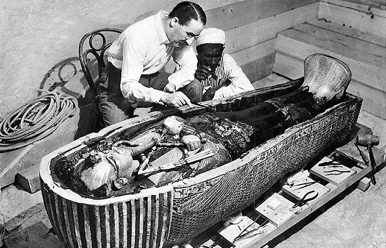 На фото — Говард Картер возле золотого саркофага Тутанхамона в Египте в 1922 году.