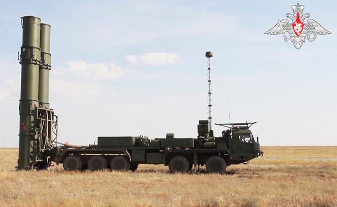 На фото: зенитная ракетная система (ЗРС) С-500
