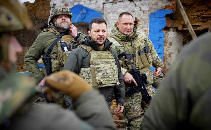 На фото (в центре): президент Украины Владимир Зеленский