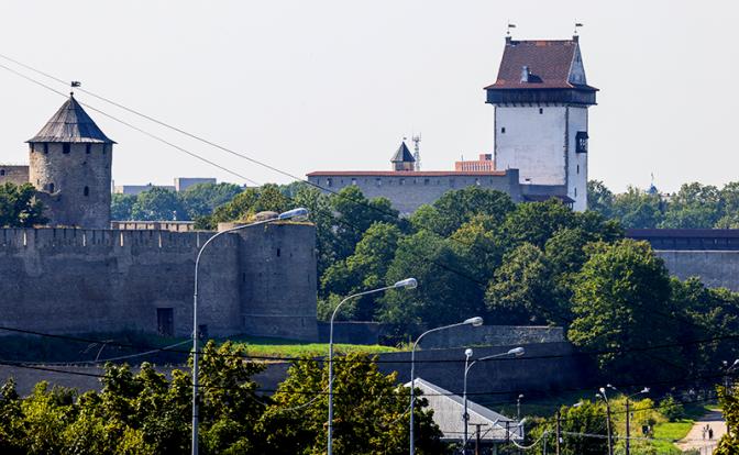 На фото: вид на Ивангородскую крепость и Нарвский замок на границе России с Нарвой (Эстония).