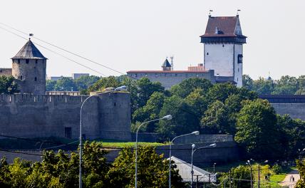 На фото: вид на Ивангородскую крепость и Нарвский замок на границе России с Нарвой (Эстония).