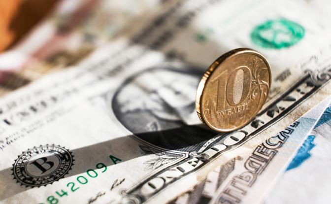 Рубль пробует отбить у доллара важный рубеж