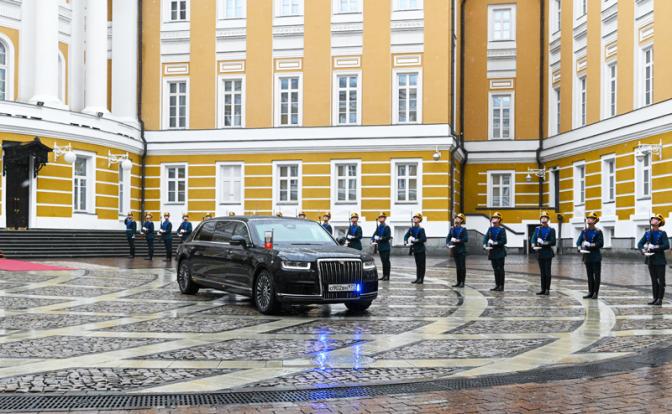 На фото: обновленный автомобиль кортежа президента РФ Aurus Senat
