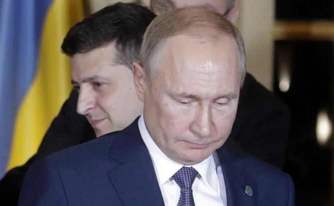 На фото: президент Украины Владимир Зеленский и президент России Владимир Путин (слева направо)