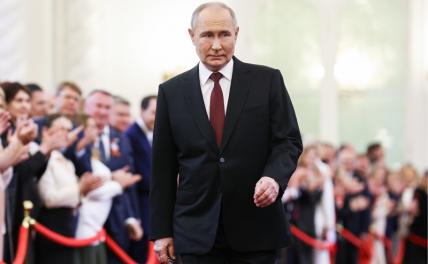 На фото: избранный президент России Владимир Путин на церемонии инаугурации в Большом Кремлевском дворце.