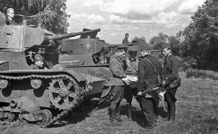 На фото: танк Т-26, 1942