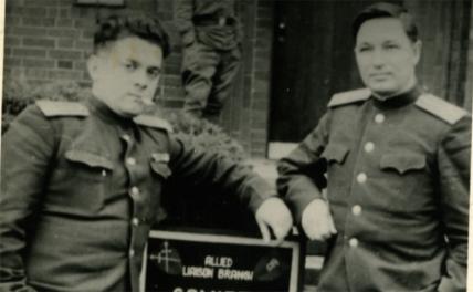 На фото: подполковники А. Шкурко и Г. Михляев (справа) сотрудники советской военной миссии при главнокомандующем Британской рейнской армией в английской зоне оккупации Германии. г. Бад Зайцуфлен, 1951 г.