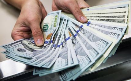 Покупать ли доллары? Эксперт назвал лучшее время запастись валютой на лето