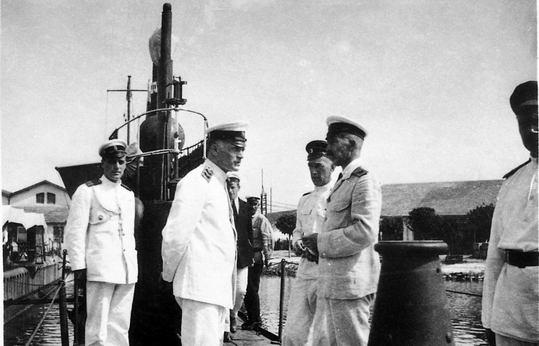 На фото: вице-адмирал М. А. Кедров, контр-адмирал М. А. Беренс, контр-адмирал А. И. Тихменев на подводной лодке «Тюлень» в Бизерте, июль 1921 года