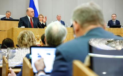 На фото: премьер-министр РФ Михаил Мишустин (слева) во время выступления с отчетом о работе правительства на пленарном заседании Государственной думы РФ.
