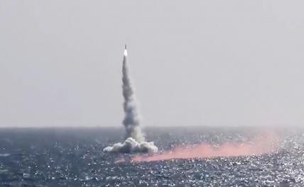На фото: пуск высокоточной крылатой ракеты "Калибр" с подводной лодки.