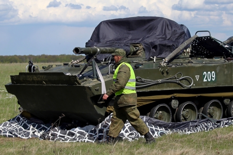 На фото: расшвартовка боевой машины десанта БДМ-4М после десантирования парашютным способом из самолета военно-транспортной авиации Ил-76 с высоты около 800 метров на авиабазе Дягилево.