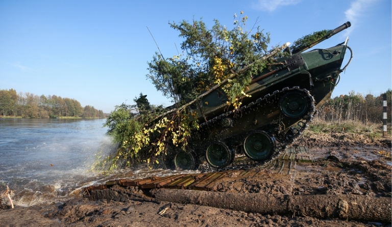 На фото: БМД-4М во время преодоления водной преграды.