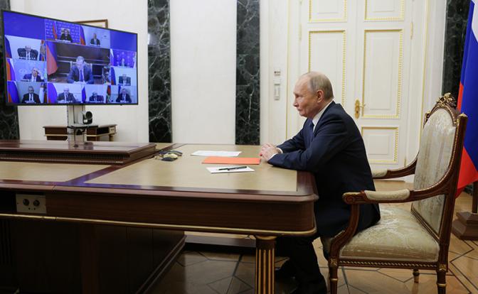 На фото: президент РФ Владимир Путин во время совещания с постоянными членами Совета безопасности РФ режиме видеоконференции в Кремле