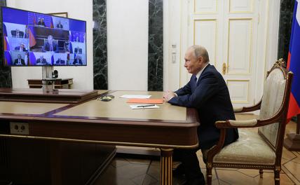 На фото: президент РФ Владимир Путин во время совещания с постоянными членами Совета безопасности РФ режиме видеоконференции в Кремле