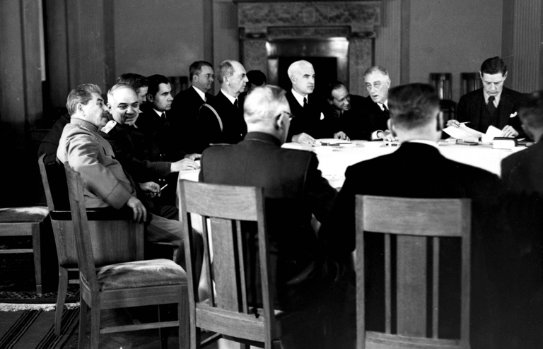 На фото: руководитель СССР Иосиф Сталин и Чрезвычайный и Полномочный Посол СССР в Великобритании Иван Майский (слева), президент США Франклин Д. Рузвельт (справа) на Ялтинской конференции, февраль 1945 года.