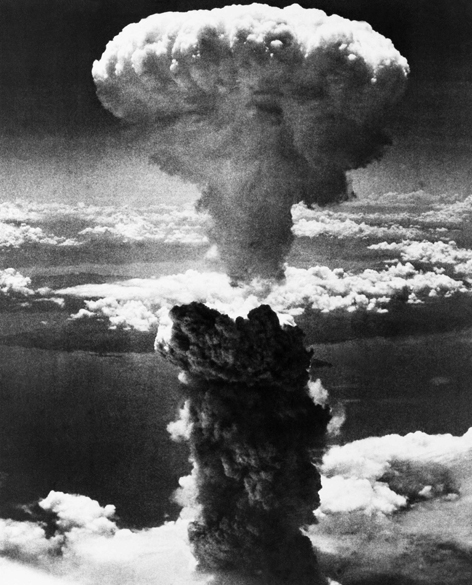 На фото: взрыв атомной бомбы в Хиросиме, 6 августа 1945.