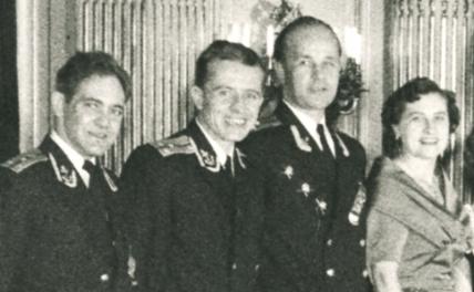 На фото: сотрудники аппарата военно-морского атташе СССР в США. Второй слева старший лейтенант И. Сакулькин. 1957 год.