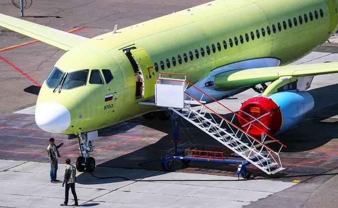На фото: самолет Sukhoi Superjet-100