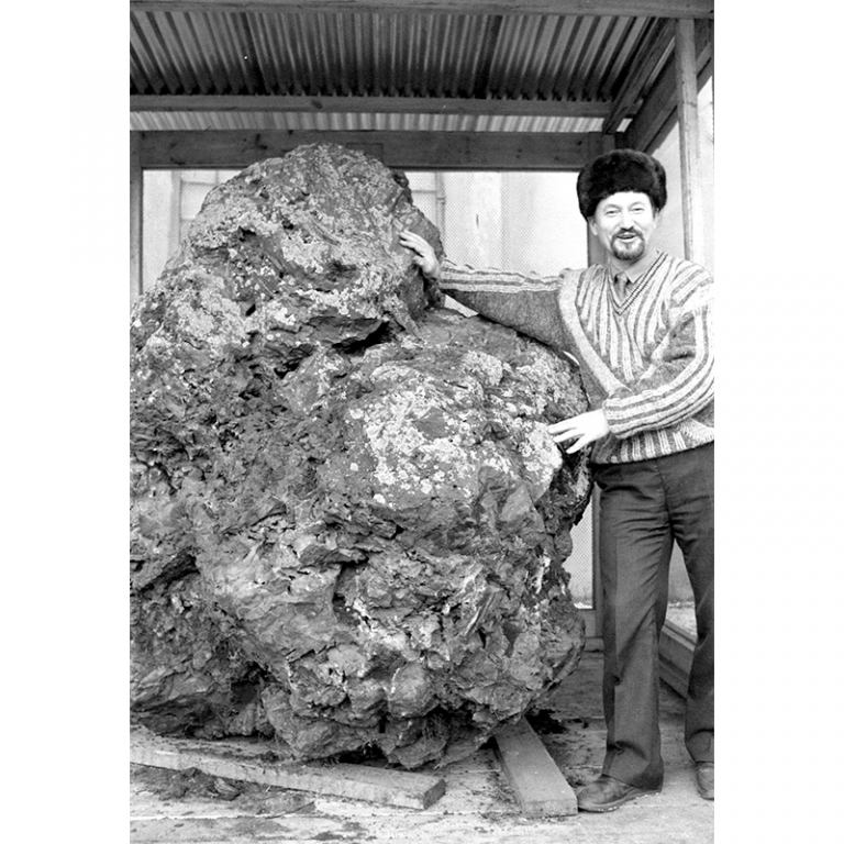 На фото: предполагают, что это трехтонный осколок Тунгусского метеорита