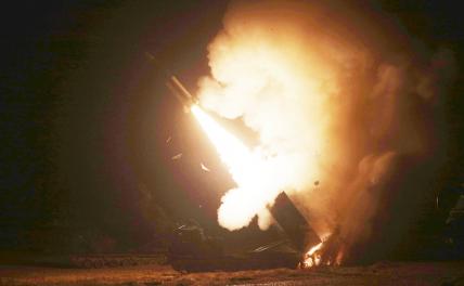 На фото: запуск тактической баллистической ракеты ATACMS