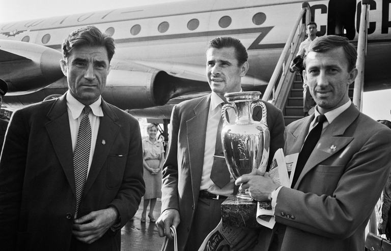На фото: Кубок Европы - у советских футболистов 1960 год