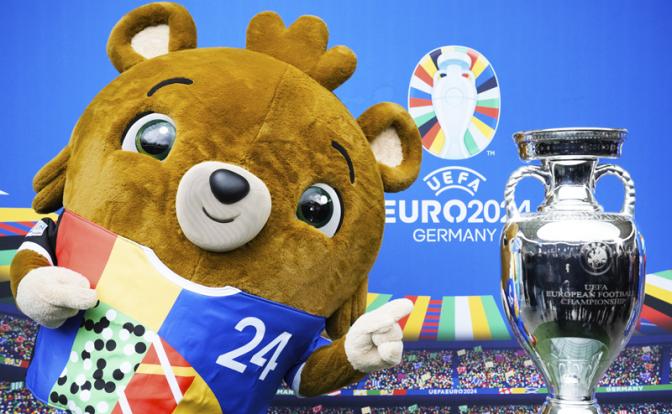 На фото: Кубок Анри Делоне - трофей чемпионата Европы 2024 года