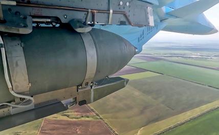 На фото: авиационная бомба ФАБ - 500 с универсальным модулем планирования и коррекции (УМПК) на многофункциональном сверхзвуковом истребителе-бомбардировщике Су-34 Воздушно-космических Сил (ВКС) России перед нанесением удара в зоне СВО.