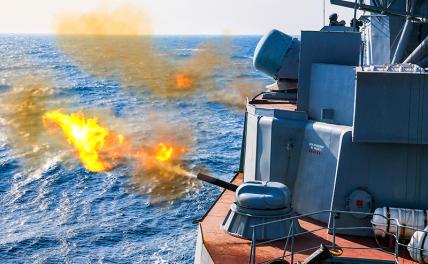 На фото: выполнение стрельб из шестиствольных 30 мм пулеметов АК-630М по воздушной цели в акватории залива Петра Великого в Японском море в рамках проверки боевой готовности БПК "Адмирал Трибуц".