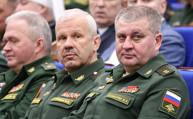 На фото: начальник Главного управления связи ВС России Вадим Шамарин (справа)